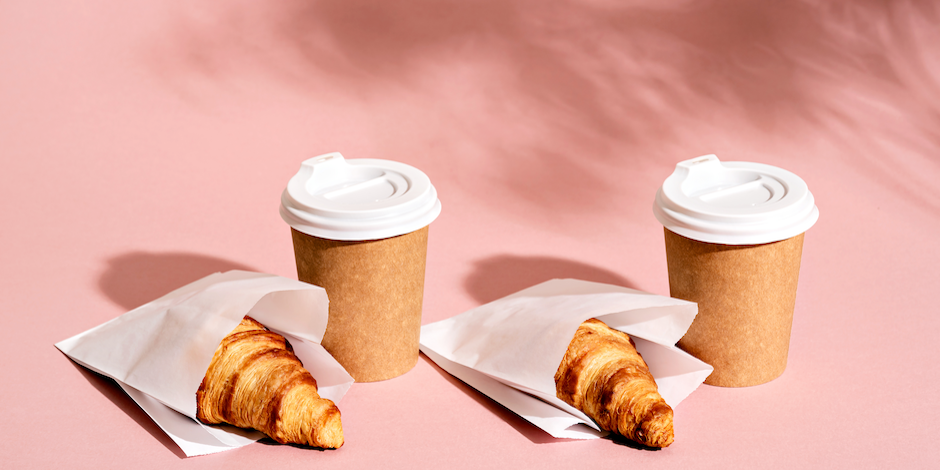 Waarom take away koffie stiekem altijd lekkerder smaakt